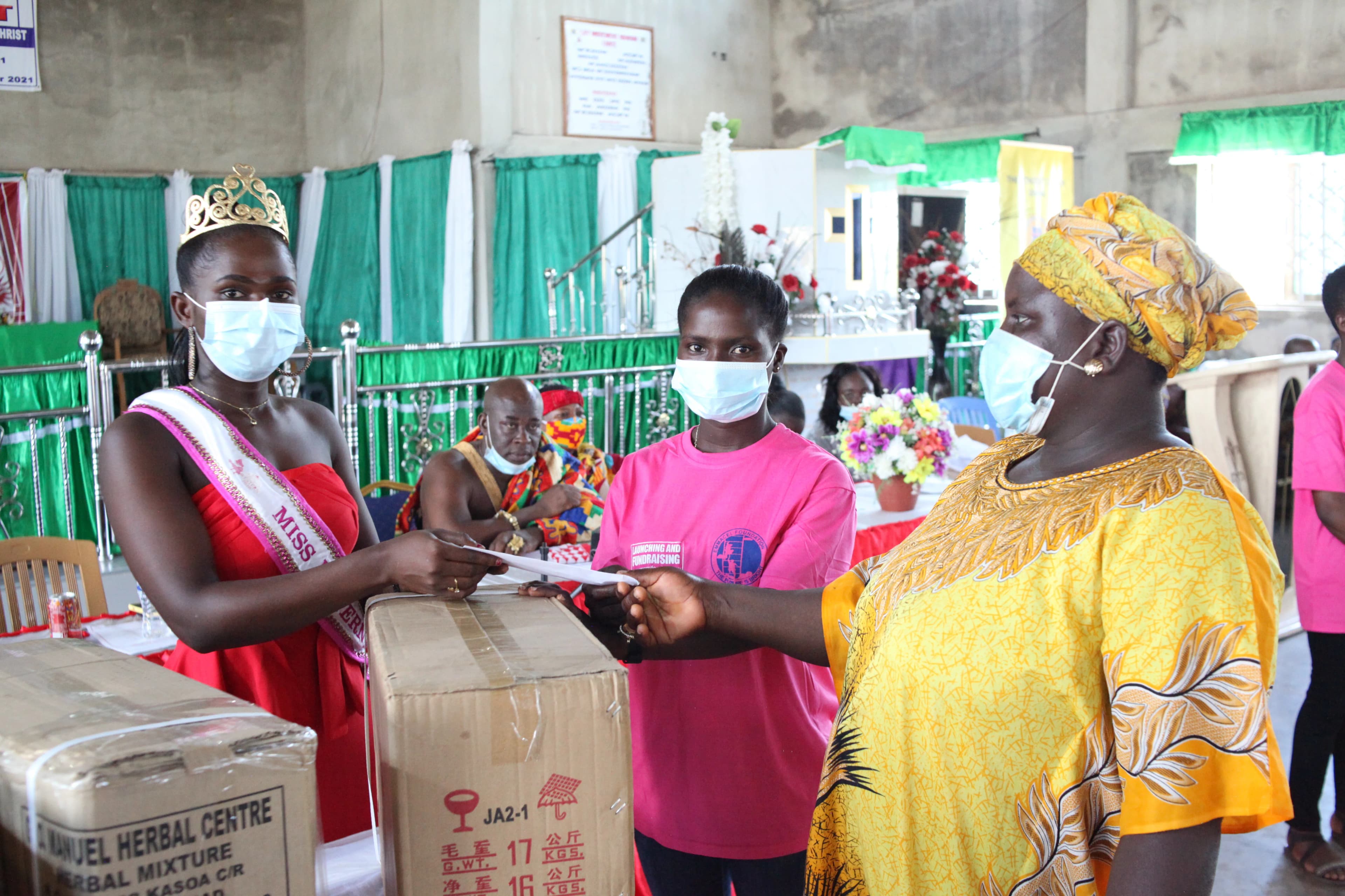 Miss Western presenting a sewing machine and cash prize to Beatrice Atta Mensah