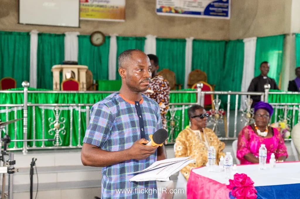 Speaking to the assembly during a church and community programme.